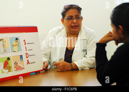 Guatemala, Guatemala City, médecin (Maria Eugenia Luarte) recevant le SIDA/VIH femme patient et de donner des conseils sur les risques et les comportements (Olga Enma Chavez Caal 21) Banque D'Images