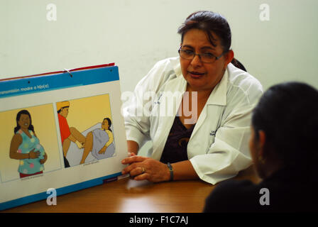 Guatemala, Guatemala City, médecin (Maria Eugenia Luarte) recevant le SIDA/VIH femme patient et de donner des conseils sur les risques et les comportements (Olga Enma Chavez Caal 21) Banque D'Images