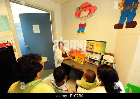 Guatemala, Guatemala City, médecin (Maria Eugenia Luarte) recevant le SIDA/VIH femme patient et de donner des conseils sur les risques et les comportements (Carlos Cabrera 43 Zoila, Cristina Cruz 43, David Andres Cabrera Cruz 5, Ange Gabriel Cabrera Cruz 11 mois) Banque D'Images