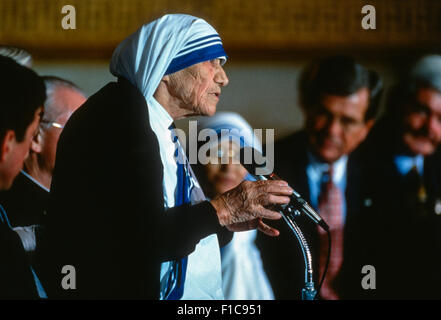 Mère Teresa, fondatrice des Missionnaires de la Charité à Calcutta durant la cérémonie de remise de la médaille d'or du Congrès au Capitole le 6 mai 1997 à Washington, DC. Banque D'Images