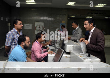 Le Caire, Égypte. Du 1er septembre 2015. Formalités administratives pour les nominations de candidats potentiels aux élections législatives sont examinées par les autorités, dans le palais de justice, au Caire, le 1 septembre, 2015. L'Égypte a annoncé dimanche que les élections parlementaires tant attendue aura lieu en octobre et novembre, un espoir de pas vers la démocratie au milieu d'une dure répression de la dissidence. L'Égypte a été sans une assemblée législative pour trois ans et en son absence, le Président Abdel-Fattah el-Sissi est titulaire d'autorité législative Crédit : Amr Sayed/APA/Images/fil ZUMA Alamy Live News Banque D'Images