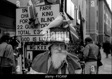 Snowy Farr, l'homme de la souris et de charité de Cambridge, au Royaume-Uni, en 1991. Wikipeadia ci-dessous : Walter 'Snowy' Farr MBE (b. 1919 ; d. Oakington, Cambridgeshire, 8 mars 2007) est une oeuvre de charité qui pour la plupart exploités dans les rues de Cambridge, en Angleterre. Pendant plusieurs décennies, Farr recueillis plusieurs milliers de livres sterling pour le Guide Dogs for the Blind Association. En reconnaissance de ses efforts, il a reçu une éducation bilingue en novembre 1995.[1] Farr était généralement vu dans les vêtements excentriques, souvent associés à des meubles anciens, et d'usure militaire accompagnée d'apprivoiser les animaux, y compris les souris, chats, chiens et même un Banque D'Images