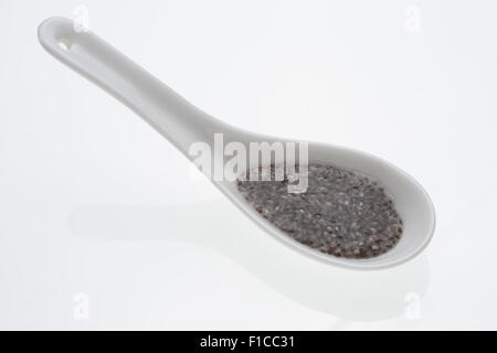 Le gel de chia ou gel, chia seeds sont gonflés avant de l'utiliser dans l'eau Banque D'Images