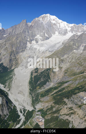 VUE AÉRIENNE.Sommet du Mont blanc (altitude : 4810m) et entrée du tunnel du Mont blanc (à 1440m asl).Courmayeur, Vallée d'Aoste, Italie. Banque D'Images