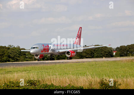 Jet2 avion Boeing 757-200 qui décolle de l'aéroport de Leeds Bradford. Banque D'Images