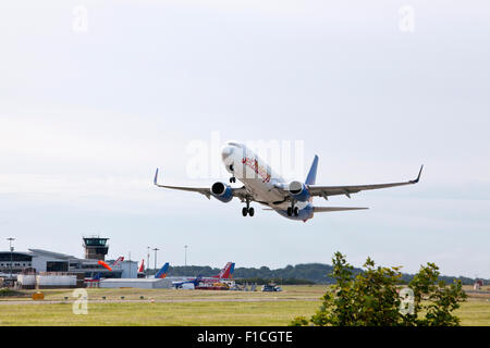 Jet2 vacances avion Boeing 757-200 qui décolle de l'aéroport de Leeds Bradford. Banque D'Images