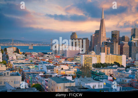 San Francisco. Image de l'horizon de San Francisco au coucher du soleil. Banque D'Images