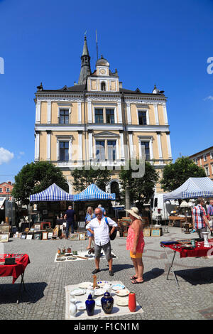 Marché aux puces de la place du marché (Rynek) et l'hôtel de ville, Ladek Zdroj (Bad Landeck), la Basse Silésie, Pologne, Europe Banque D'Images