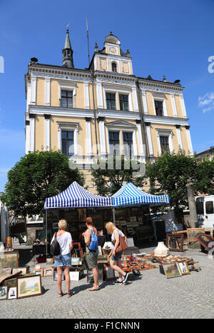 Marché aux puces de la place du marché (Rynek) et l'hôtel de ville, Ladek Zdroj (Bad Landeck), la Basse Silésie, Pologne, Europe Banque D'Images