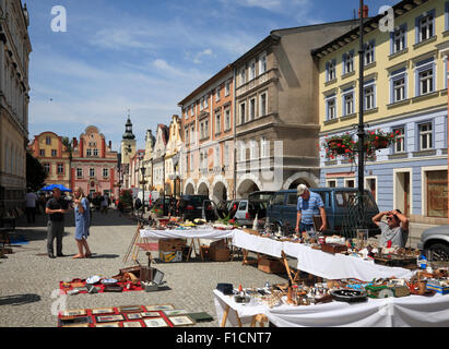 Marché aux puces de la place du marché (Rynek) et l'hôtel de ville, Ladek Zdroj (Bad Landeck), la Basse Silésie, Pologne, Europe Banque D'Images