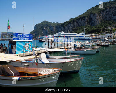 Tourist bateaux amarrés dans la Marina Grande à Capri, Italie Banque D'Images