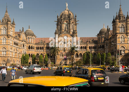 En face de la circulation (Chhatrapati Shivaji) Victoria Station, la gare centrale de Mumbai, Inde Banque D'Images
