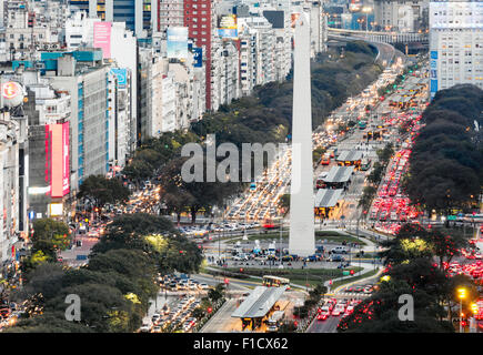 Vue aérienne de l'Obelisco (obélisque) et 9 de Julio Avenue au centre-ville de Buenos Aires, Argentine. Pris sur août 2015 Banque D'Images