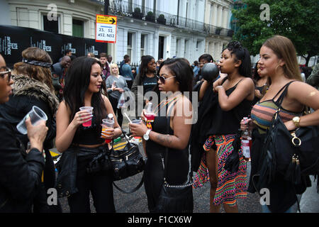 Notting Hill Carnival 2015. Groupe de jeunes femmes du nord de Londres, s'amuser Banque D'Images