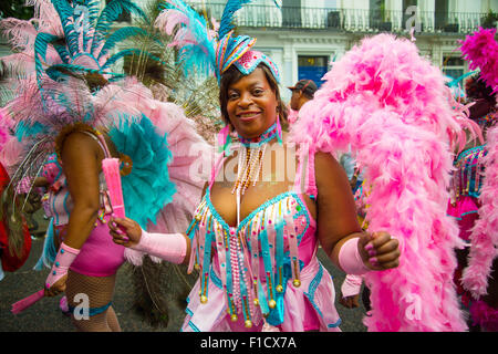 Notting Hill Carnival 2015. Danseurs femmes portant des plumes roses Banque D'Images