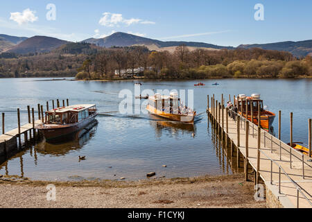 Les touristes sur un bateau arrivant à une jetée, lac Derwentwater, Keswick, Lake District, Cumbria, Angleterre Banque D'Images