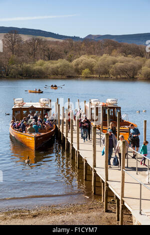 Les touristes sur un bateau de débarquement à une jetée, lac Derwentwater, Keswick, Lake District, Cumbria, Angleterre Banque D'Images