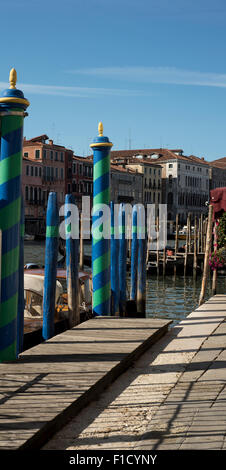 Riva del Vin poteaux d'amarrage, Grand Canal, Venise, Italie Europe Banque D'Images