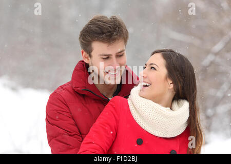 Couple de tomber dans l'amour à première vue en hiver à l'extérieur pendant qu'il neige Banque D'Images