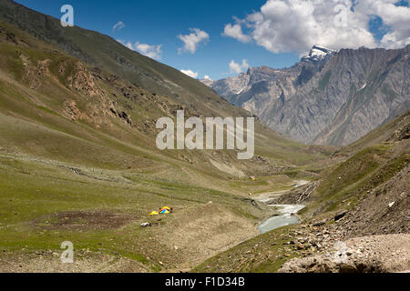 L'Inde, le Jammu-et-Cachemire, Gujjar camp nomade au nord de Zoji La Pass à côté de Srinagar à Leh Highway Banque D'Images