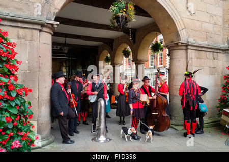Severn Gilders Ironmen et Morris Dancers d'attendre à effectuer dans le Square pendant le Festival Folk de Shrewsbury, Shropshire, Angleterre Banque D'Images