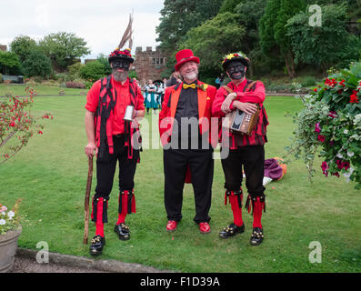 La Severn Gilders Ironmen et Morris Dancers dans le parc du château au cours de Shrewsbury Folk Festival, Shropshire, Angleterre. Banque D'Images