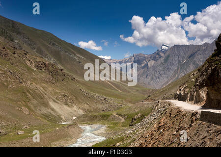 L'Inde, le Jammu-et-Cachemire, Srinagar à Leh Highway, seul camion sur la route dans les ard valley Banque D'Images