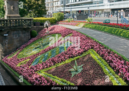 L'horloge florale dans les jardins de Princes Street d'Édimbourg en Écosse de l'ouest Banque D'Images