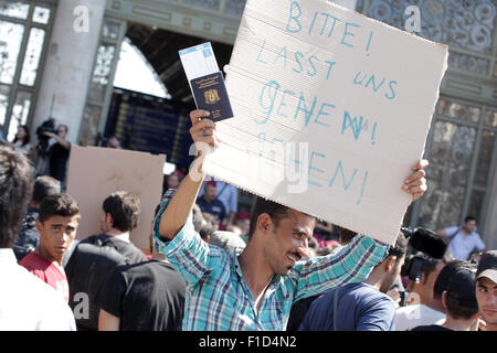 Budapest, Hongrie. 1er septembre 2015. (Protestations des réfugiés et de la demande de transport l'Allemagne à la gare Keleti de Budapest, Hongrie le 1 septembre 2015. Les autorités hongroises ont fermé l'Est de Budapest Keleti (Gare) le mardi matin que le bâtiment a été submergé par des centaines de réfugiés à la recherche de transport en Allemagne. (Xinhua/Csaba Domotor)(l'azp) Credit : Xinhua/Alamy Live News Banque D'Images