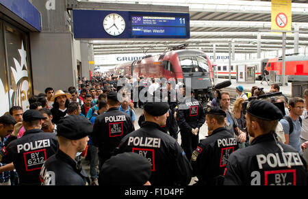 Munich, Allemagne. Du 1er septembre 2015. Les réfugiés qui viennent d'arriver sur un train de Vienne, attendent d'être transférés à un centre d'accueil, dans la gare centrale de Munich, Allemagne, 1 septembre 2015. PHOTO : SVEN HOPPE/DPA/Alamy Live News Banque D'Images