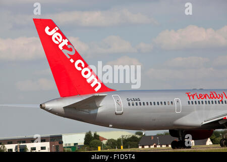 Plan d'une queue Jet2.com Boeing 757-200 avion à l'aéroport de Leeds Bradford. Banque D'Images