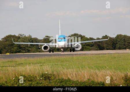 KLM avion à l'aéroport de Leeds Bradford. - Embraer Banque D'Images