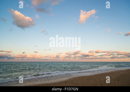 Plage sur la mer Méditerranée à Porto Recanati, Italie, au coucher du soleil avec une mouette et nuages Banque D'Images