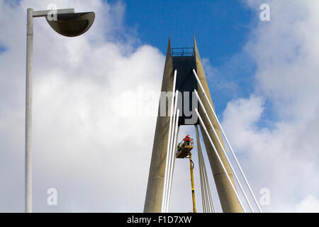 Southport, Merseyside, UK 1er septembre 2015. La Marine Way Bridge à Southport, une route très fréquentée qui relie la promenade de Southport et du centre-ville avec Ocean Plaza et plage de Southport comme il traverse le lac marin, est fermé à partir d'aujourd'hui. Le pont sera fermé parce que les entrepreneurs Conseil Sefton (lifting) fera l'objet d'une inspection. Que dire des agents afin d'effectuer le travail, une section de Marine Parade sera fermé jusqu'à deux semaines. Credit : Mar Photographics/Alamy Live News Banque D'Images