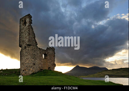 Le 16e siècle ruines du château d'Ardvreck à Loch Assynt dans les Highlands au coucher du soleil, Sutherland, Scotland, UK Banque D'Images