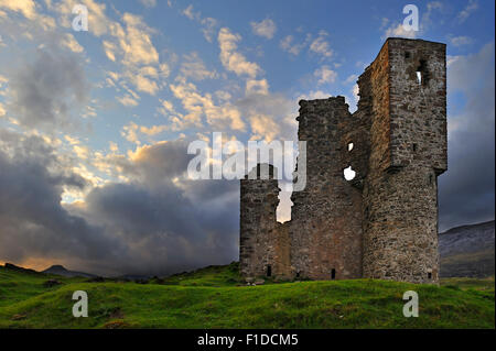 Le 16e siècle ruines du château d'Ardvreck à Loch Assynt dans les Highlands au coucher du soleil, Sutherland, Scotland, UK Banque D'Images