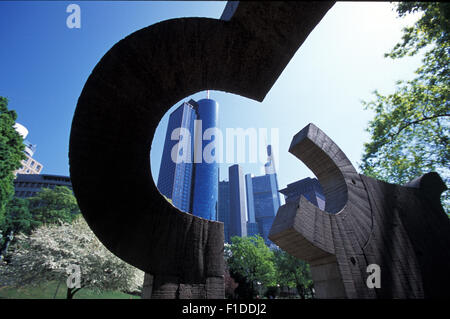 Ein Haus für Goethe sculpture d'Eduardo Chillida à Francfort avec la tour principale et des gratte-ciel de la Commerzbank à Francfort am Main Banque D'Images