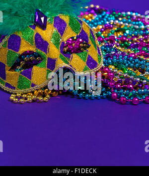 Masque de carnaval Mardi Gras ou brillant sur fond violet Banque D'Images