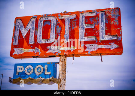 Un vieux décrépit, écaillage neon motel sign dans le désert américain Banque D'Images