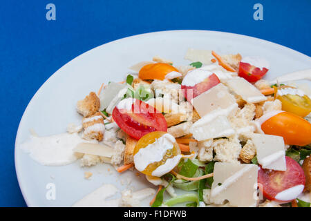 Salade César végétarien on white plate Banque D'Images