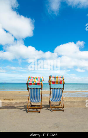 Deux chaises vides sur une plage à Sandown Isle of Wight Royaume-uni sur une journée ensoleillée Banque D'Images