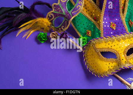 Masque de carnaval Mardi Gras ou brillant sur fond violet Banque D'Images