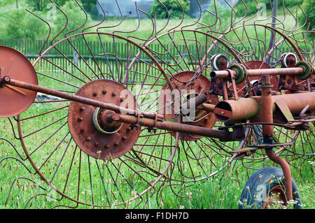 Old rusty charrue agricole sur une ferme en Ciechanowice village, Pologne Banque D'Images