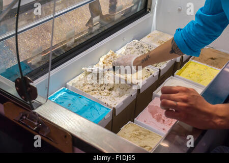 New York, USA. 1er septembre 2015. Max et Mina's ice cream de marque à l'ouverture officielle de Dylan's Candy Bar à Union Square à New York le Mardi, Septembre 1, 2015. Le nouveau magasin, un centre-ville d'avant-poste de l'Upper East Side, Phare est 3300 pieds carrés dans un haut lieu du trafic de pied. Malgré les bonbons, l'âge moyen d'un candy bar client est de 30 ans. (© Richard B. Levine) Crédit : Richard Levine/Alamy Live News Banque D'Images