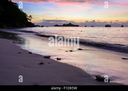Belles couleurs de ciel du matin avant le lever du soleil sur la plage, à l'Honeymoon Bay est un des sites célèbres pour la plongée sur Ko Miang Banque D'Images