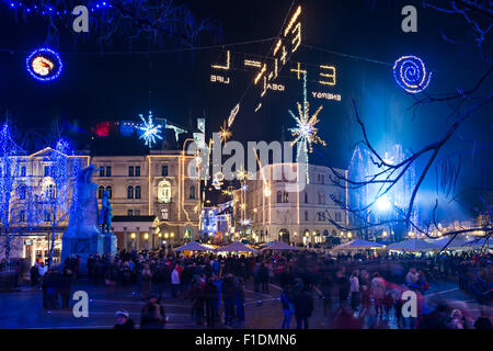 Décorées Ljubljana pour le Nouvel An vacances, panoramaPanorama de Saint François l'église et de la place Preseren, décorée pour Noël Banque D'Images