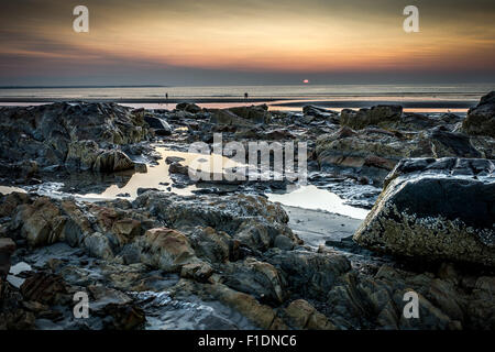 Comme le soleil se brise l'horizon, il commence une nouvelle journée pleine d'espoir, et le bonheur, non seulement pour les rares sur la plage, mais pour tous. Banque D'Images
