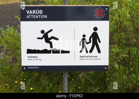 Un panneau d'avertissement bilingue islandais-anglais au parc national de Pingvellir en Islande Banque D'Images