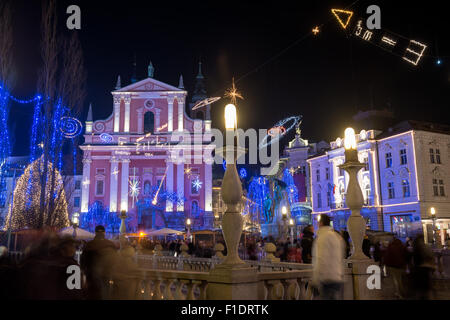 Décorées Ljubljana pour le Nouvel An vacances, panoramaPanorama de Saint François l'église et de la place Preseren, décorée pour Noël Banque D'Images