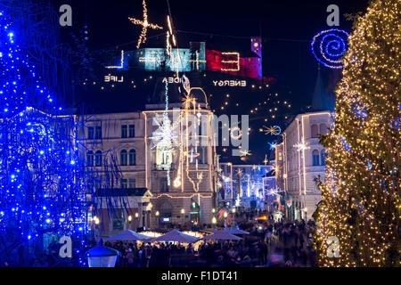 Décorées Ljubljana pour le Nouvel An vacances, panoramaPanorama de Saint François l'église et de la place Preseren, décorée pour Noël Banque D'Images